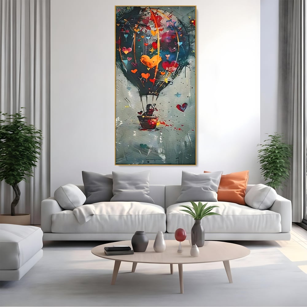 Tablou canvas cu tablou canvas cu balon cu aer cald si inimi, in rama de aluminiu auriu, pe perete intr-un living